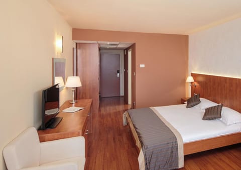 Bed, TV and multimedia, Photo of the whole room, Seating area, Bedroom