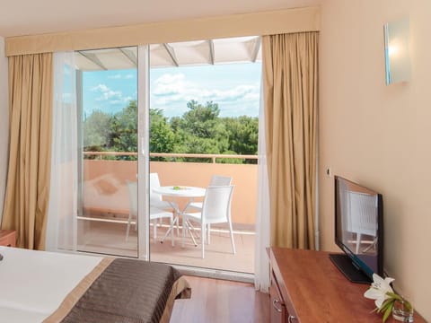 Bed, TV and multimedia, View (from property/room), Balcony/Terrace