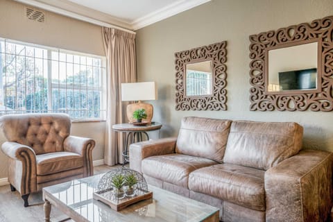 Avemore Vredehof No 2 - full Backup Power Apartment in Stellenbosch