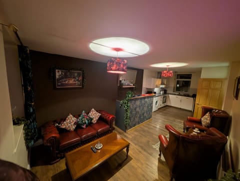 Benny's Hideout - City Centre - Parking - 2BR Apartment in Belfast
