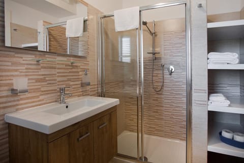 Shower, Toilet, Bathroom, Photo of the whole room, Area and facilities