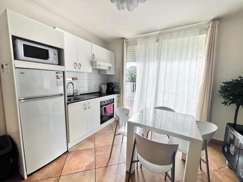 Kitchen or kitchenette, Dining area, oven