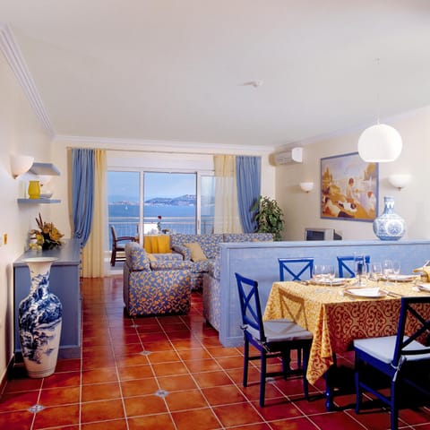 Photo of the whole room, Dining area