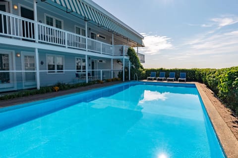 Property building, Day, Pool view, Swimming pool, sunbed