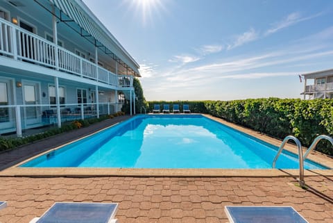 Property building, Day, Pool view, Swimming pool, sunbed