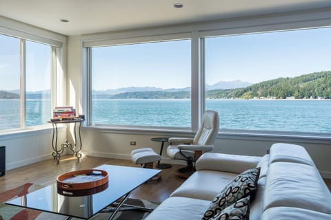 Luxury Lookout Hood Canal Vacation Rental Casa in Hood Canal