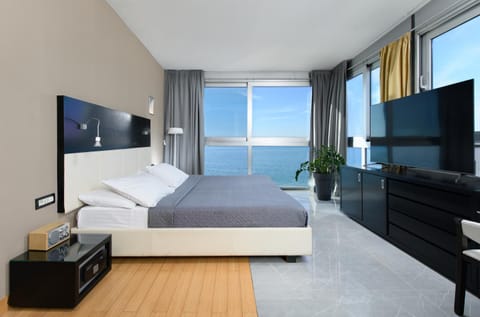 Bed, TV and multimedia, View (from property/room), Photo of the whole room, Bedroom, Sea view