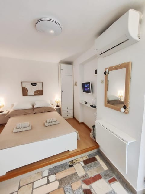 Bed, TV and multimedia, air conditioner