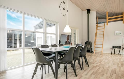 4 Bedroom Stunning Home In Lkken Haus in Løkken