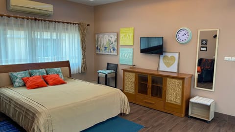 Bed, TV and multimedia, Bedroom, air conditioner