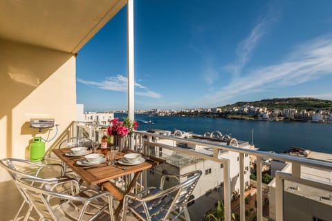 Bayview 2 bedroom seaview apartment with large terrace with panoramic views - by Getawaysmalta Eigentumswohnung in Saint Paul's Bay