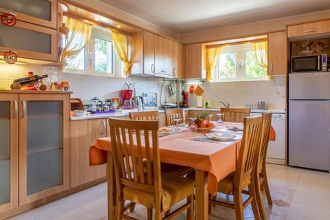 Restaurant/places to eat, Kitchen or kitchenette, Photo of the whole room, Decorative detail, Dining area