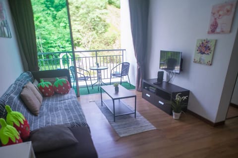 Strawberry Homestay Condo in Brinchang