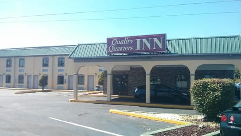 Quality Quarters Inn Motel in Richmond
