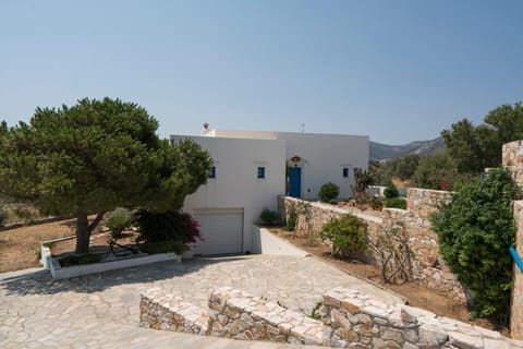 Captain's Home ART Villa in Milos