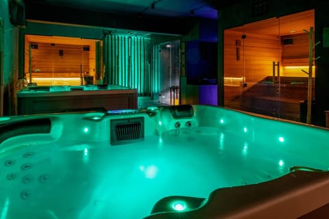 Hot Tub, Hot Tub, Sauna, Spa and wellness centre/facilities