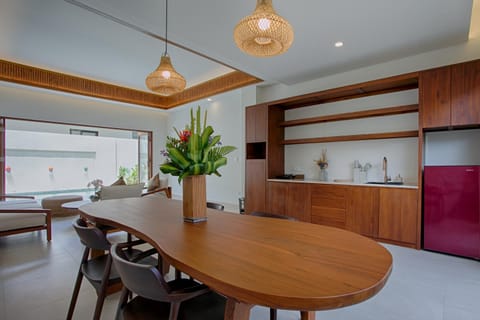 Kitchen or kitchenette, Dining area