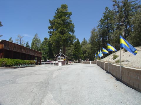 Idyllwild Camping Resort Wheelchair Accessible Cottage Camping /
Complejo de autocaravanas in Idyllwild-Pine Cove