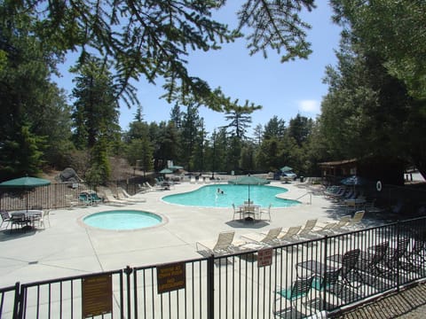 Idyllwild Camping Resort Wheelchair Accessible Cottage Camping /
Complejo de autocaravanas in Idyllwild-Pine Cove