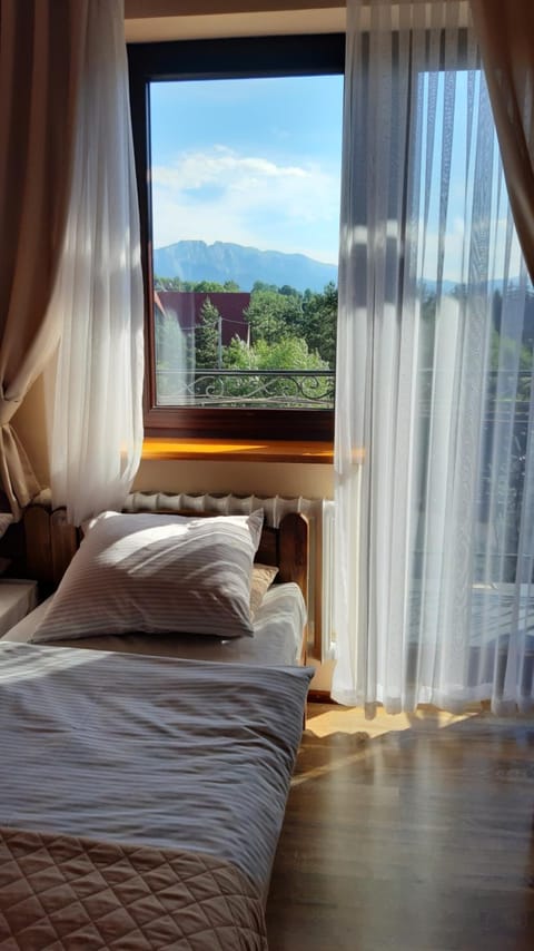 Shower, Toilet, Bed, Bathroom, TV and multimedia, Balcony/Terrace, Photo of the whole room, Mountain view