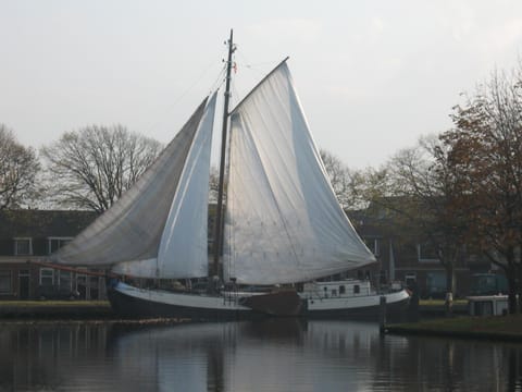 Zeilschip De Vrouw Dina Haus in Leiden
