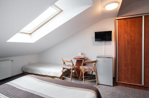 Bed, TV and multimedia, Photo of the whole room