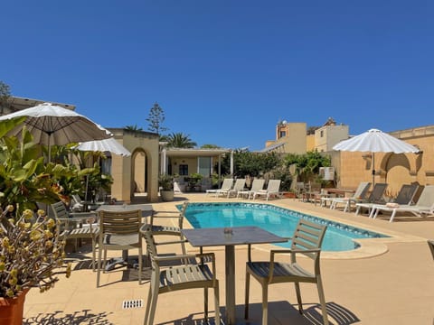 Swimming pool, Breakfast