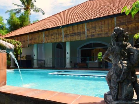 Property building, Day, Pool view, Swimming pool