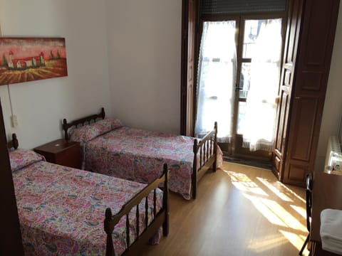 Pension Carretero Bed and Breakfast in Cáceres‎