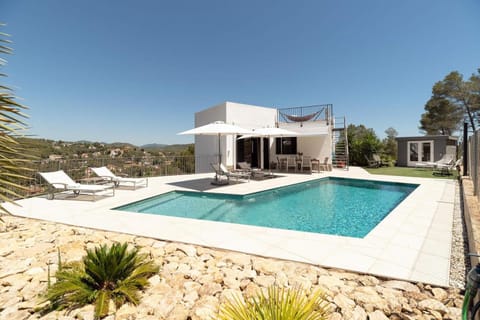 Property building, Patio, Day, Natural landscape, Mountain view, Pool view, Swimming pool, sunbed