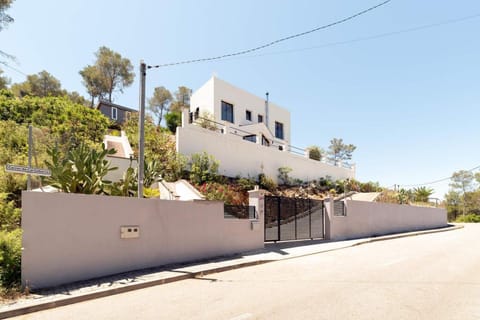 Property building, Day, Neighbourhood, Street view