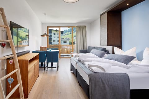 Day, Summer, TV and multimedia, Living room, Dining area, Bedroom