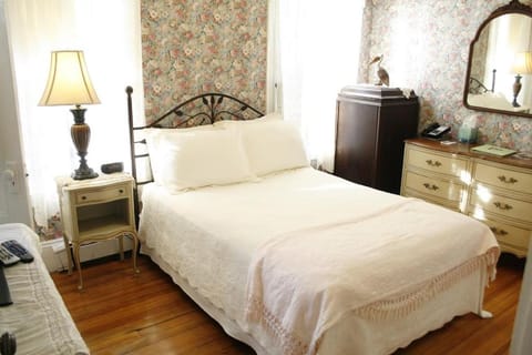The Coolidge Corner Guest House: A Brookline Bed and Breakfast Posada in Brookline