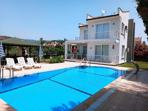 Property building, Patio, Pool view, Swimming pool, sunbed