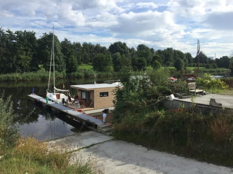 Hausboot Resort Nordseeküste Angelegtes Boot in Wilhelmshaven