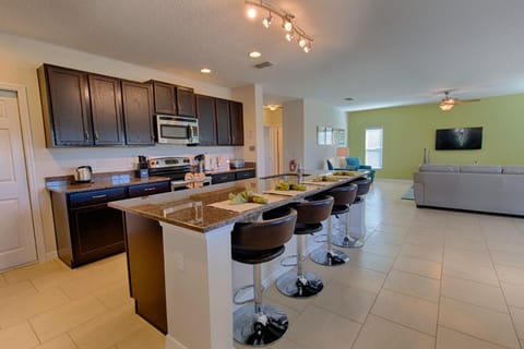 10 Guest Villa in Tranquil Setting Near Disney Pool & Spa by Orlando Holiday Rental Homes 1153 Haus in Davenport