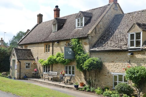 The Horse & Groom Auberge in West Oxfordshire District