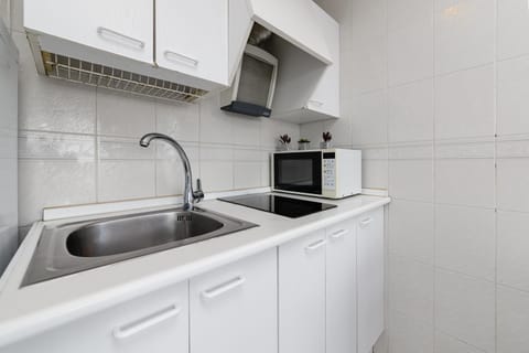 Kitchen or kitchenette, minibar, stove