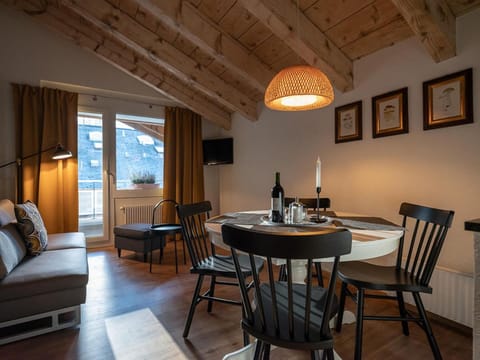 TV and multimedia, Living room, Photo of the whole room, Seating area, Dining area