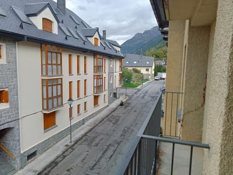 Property building, Balcony/Terrace, Mountain view