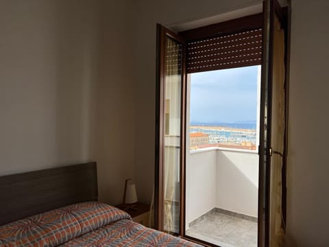 Bed, Natural landscape, View (from property/room), Balcony/Terrace, Bedroom, Sea view