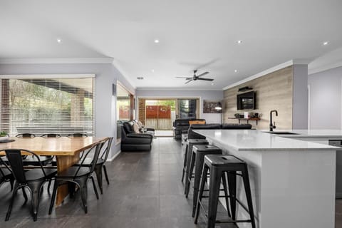 Dining area, kitchen