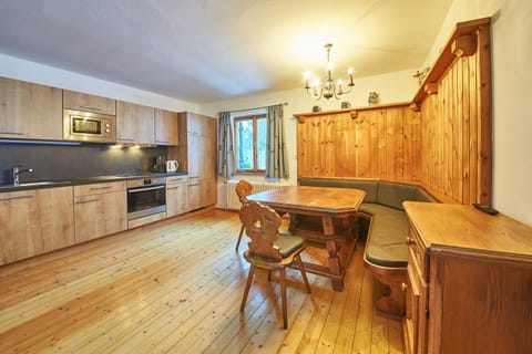 Coffee/tea facilities, Kitchen or kitchenette, Living room, Photo of the whole room, Seating area, Dining area