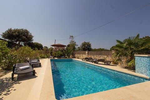 Charming villa Nera with pool and hydromassage near the beach Villa in Medulin