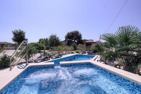 Charming villa Nera with pool and hydromassage near the beach Villa in Medulin