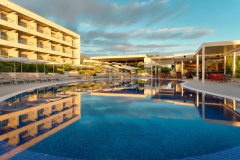 Property building, Restaurant/places to eat, Spring, Day, Natural landscape, Summer, Lounge or bar, Swimming pool, Breakfast, Location