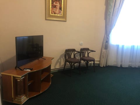 TV and multimedia, Photo of the whole room, Decorative detail, Bedroom