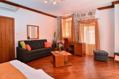 Shower, Bed, Massage, Balcony/Terrace, Living room, Drinks