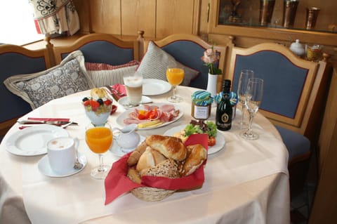 Restaurant-Café-Pension Himmel Bed and breakfast in Landshut