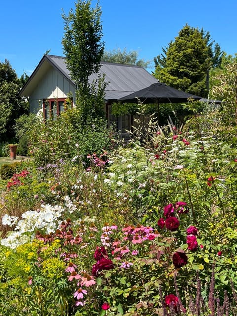 Tasman Village Cottage House in New Zealand